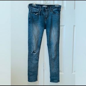Medium-lightwash skinny jeans with tear on knee